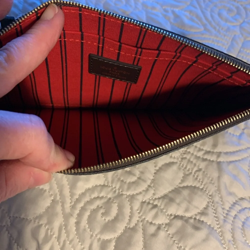 Louis Vuitton pouch - Picture 6 of 11